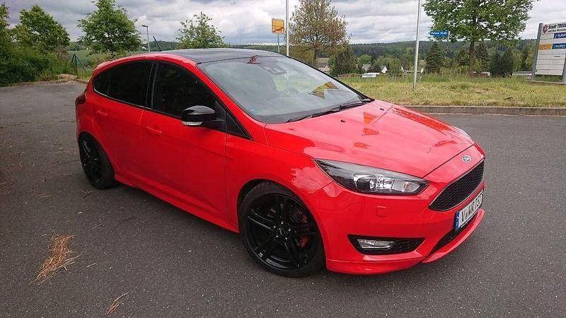 Rot Gebraucht 2017 Ford Focus ST-Line Limousine | 16.900 € - Bild 1/4