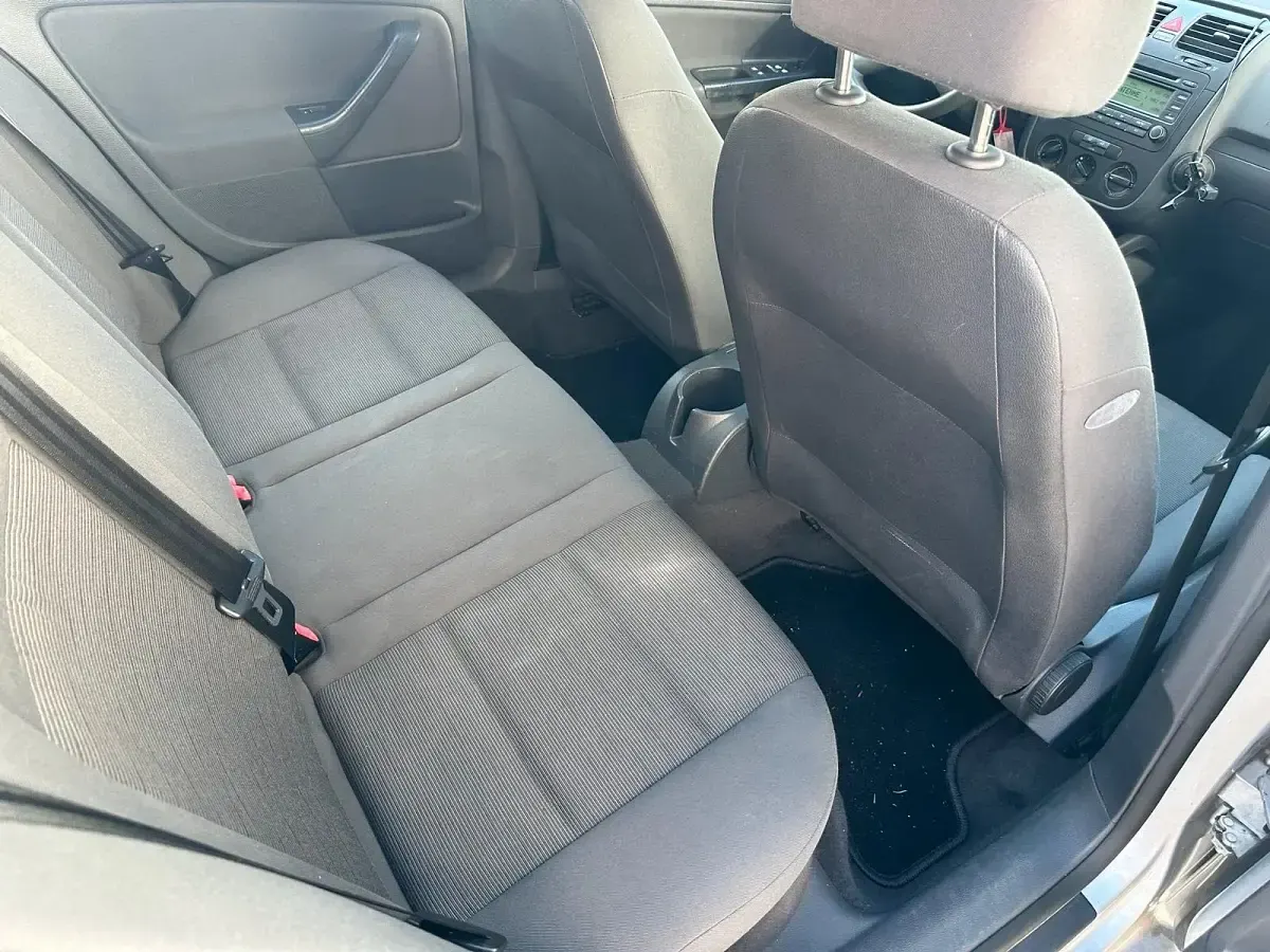 Second-hand VW Golf IV 105 CP (77 kW) 2003 Argintiu Berlinǎ