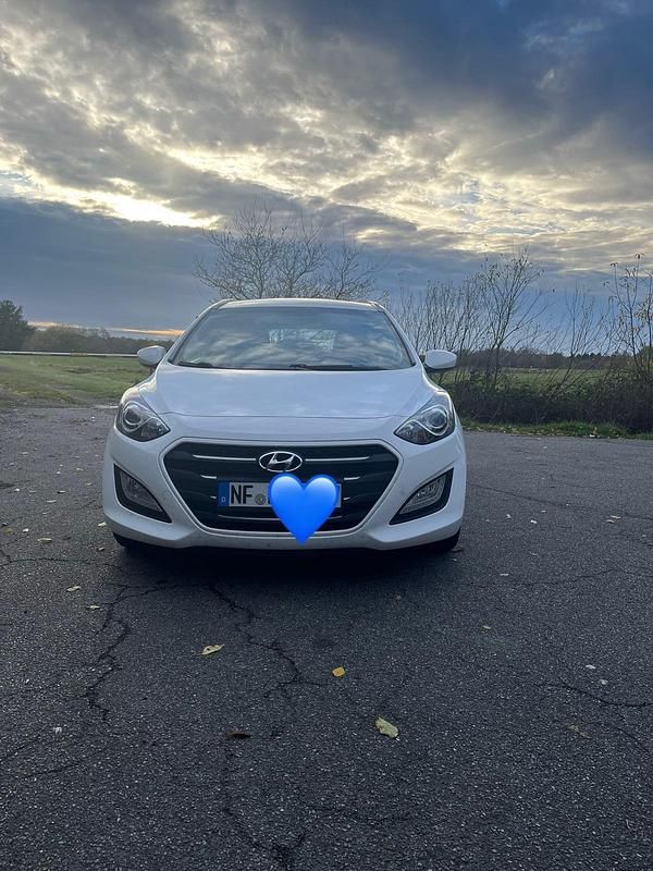 Weiß Gebraucht 2015 Hyundai i30 Kombi | 7.500 € (Etwas zu teuer) - Bild 1/4