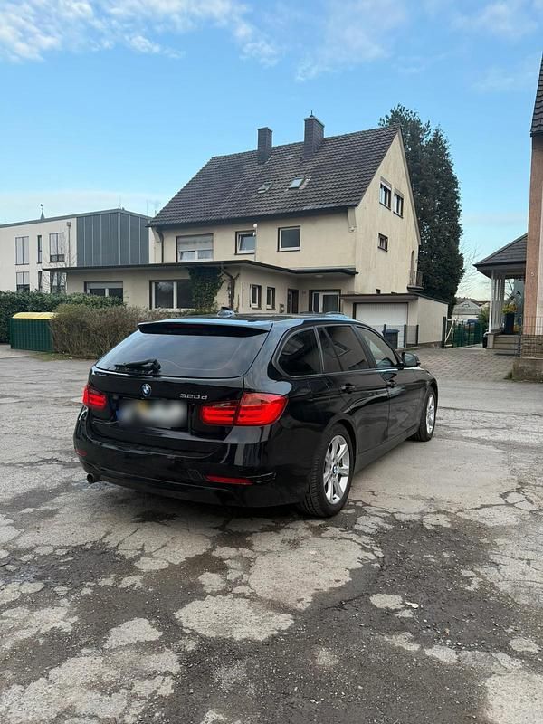 Gebraucht BMW 320 184 PS (135 kW) 2013 Schwarz Kombi