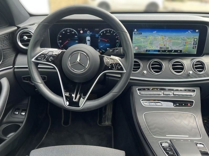 Gebraucht Mercedes E300 Avantgarde 211 PS (155 kW) 2022 Grün Limousine