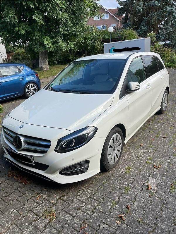 Weiß Gebraucht 2018 Mercedes B180 Edition Van / Kleinbus | 18.490 € - Bild 1/4