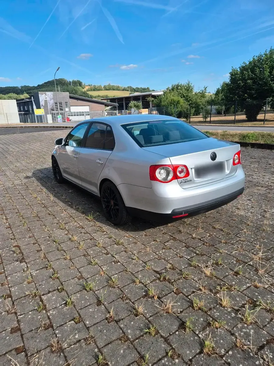 Gebraucht VW Jetta 105 PS (77 kW) 2006 Silber Limousine