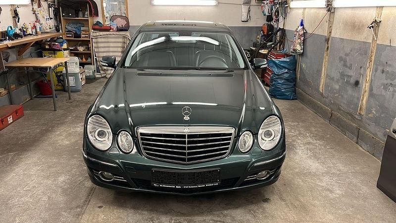 Grün Gebraucht 2007 Mercedes E220 Limousine | 3.900 € (Fairer Preis) - Bild 1/4
