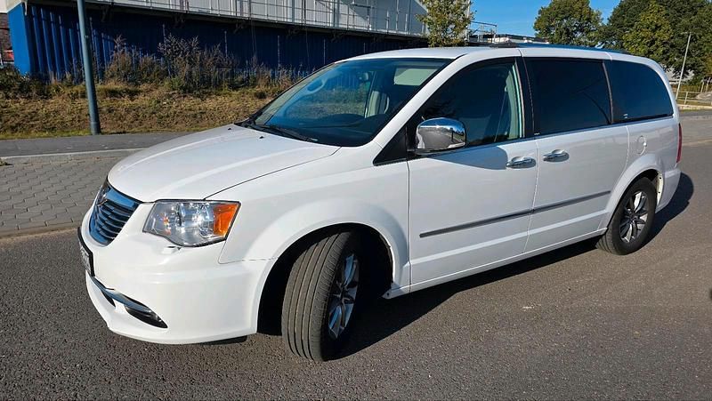 Weiß Gebraucht 2014 Chrysler Voyager Platinum Van / Kleinbus | 14.900 € - Bild 1/4