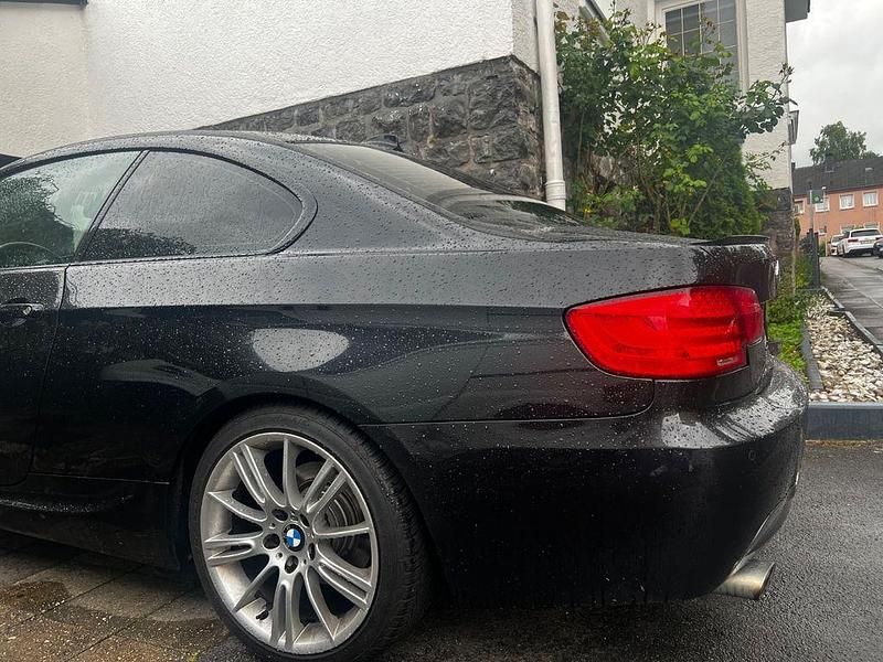 Gebraucht BMW 320 M Sport 184 PS (135 kW) 2011 Schwarz Coupé