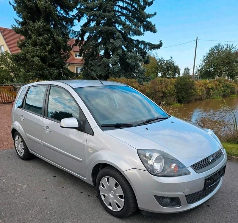 Gebraucht Ford Fiesta 70 PS (51 kW) 2008 Silber Limousine
