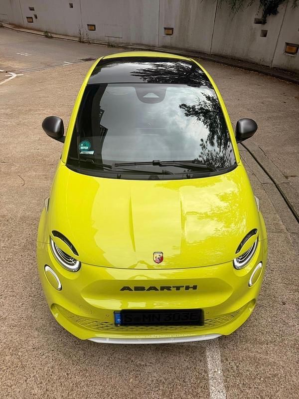 Grün Gebraucht 2023 Abarth 500e Scorpionissima Kleinwagen | 28.000 € (Fairer Preis) - Bild 1/4