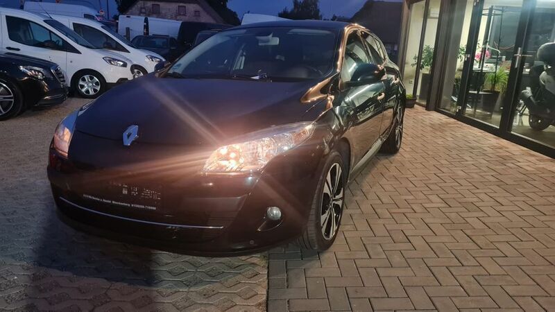 Schwarz Gebraucht 2011 Renault Mégane III Bose Edition Limousine | 7.890 € (Teuer) - Bild 1/4