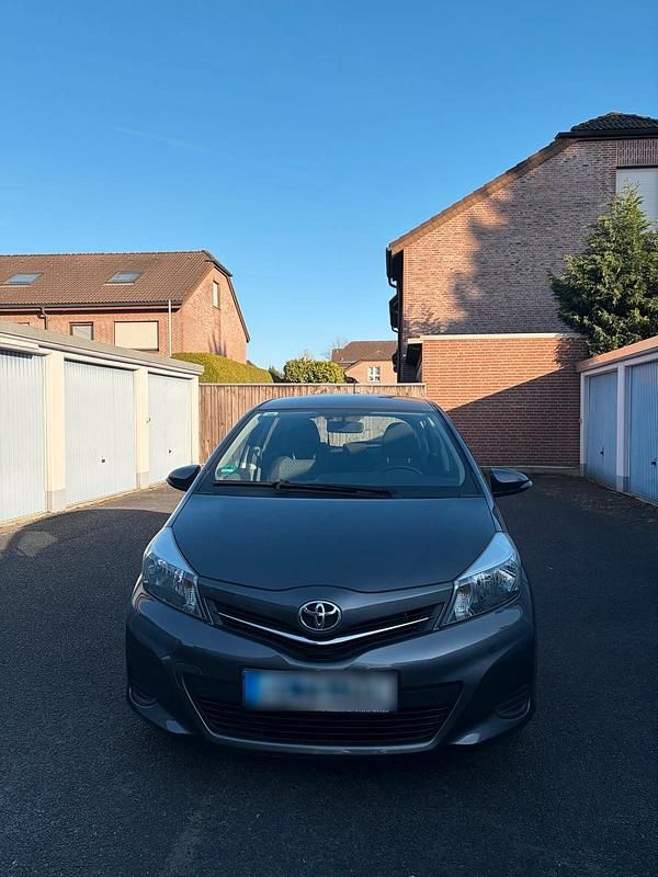 Gebraucht Toyota Yaris 69 PS (50 kW) 2014 Grau Kleinwagen