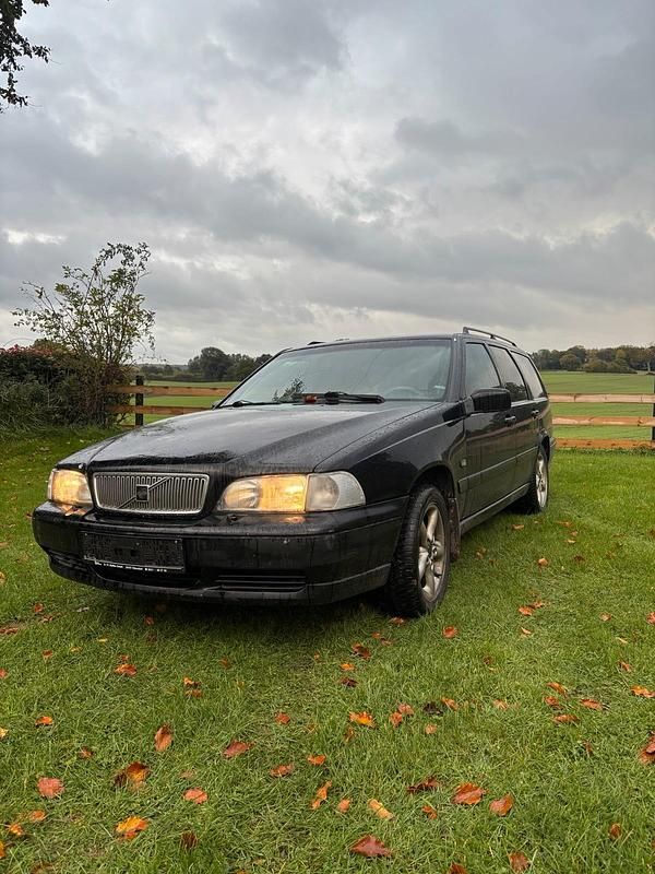Schwarz Gebraucht 1997 Volvo V70 Kombi | 2.300 € (Fairer Preis) - Bild 1/4
