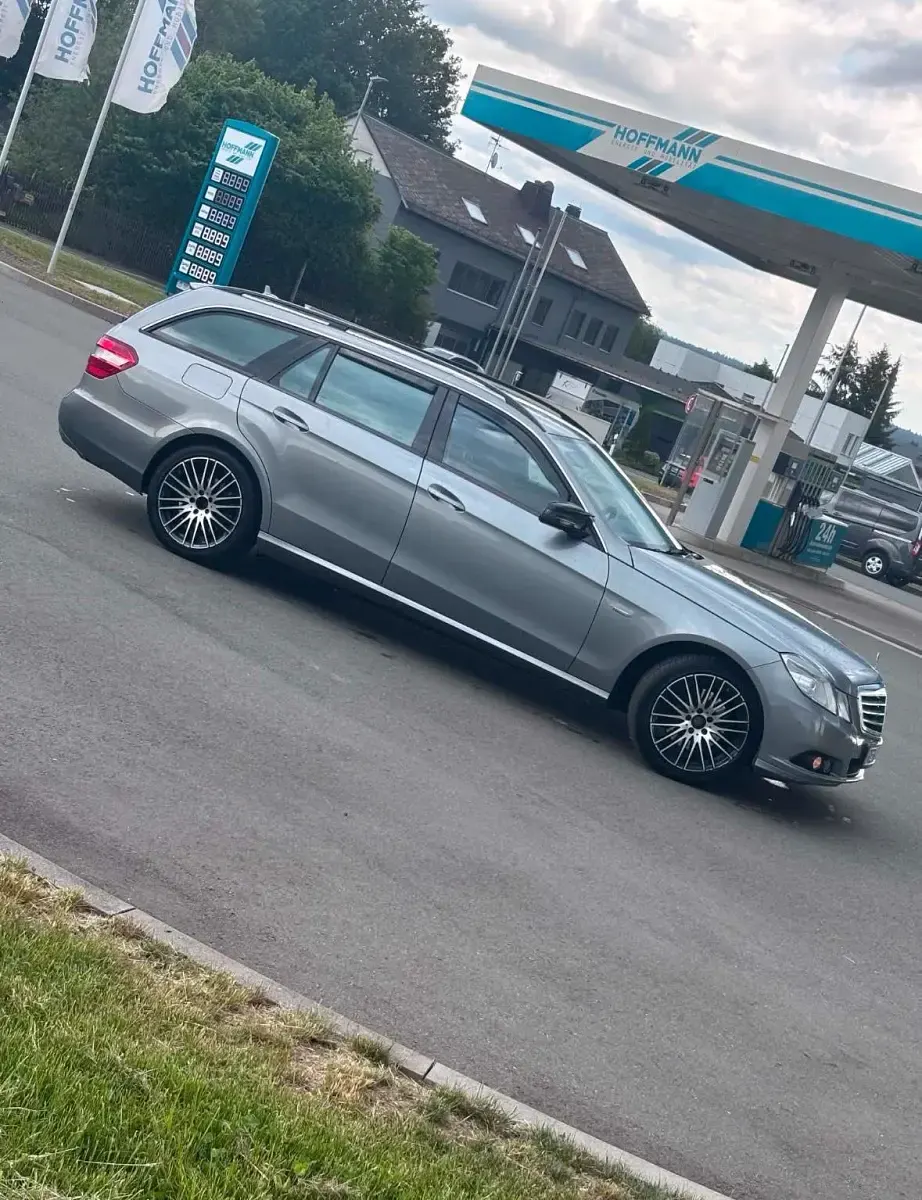 Gebraucht Mercedes E250 204 PS (150 kW) 2010 Grau Kombi