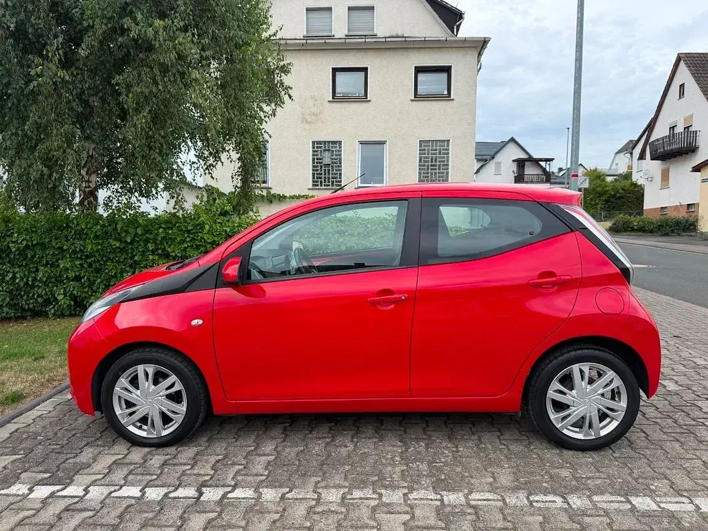 Gebraucht Toyota Aygo X-play 69 PS (50 kW) 2015 Rot Kleinwagen