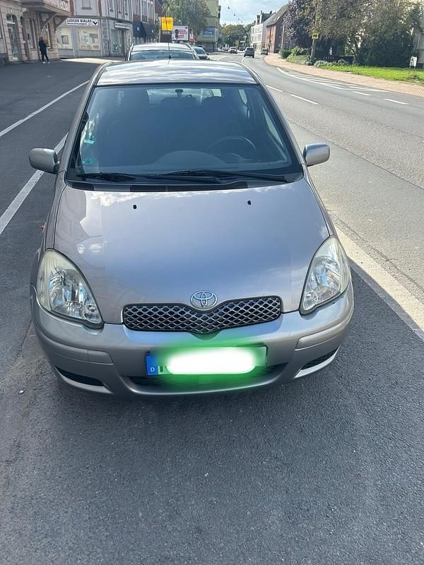 Grau Gebraucht 2004 Toyota Yaris Kleinwagen | 1.100 € (Fairer Preis) - Bild 1/4