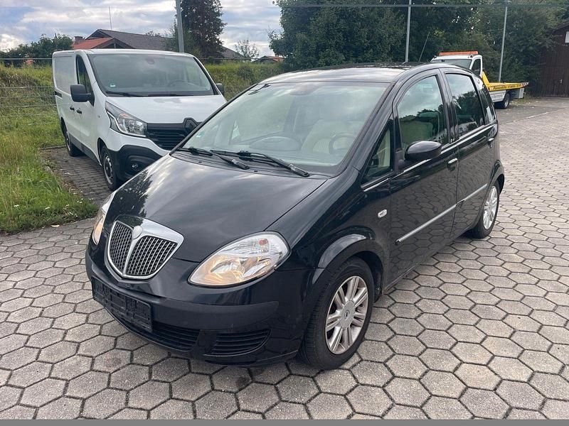 Schwarz Gebraucht 2005 Lancia Musa Van / Kleinbus | 400 € (Superpreis) - Bild 1/4