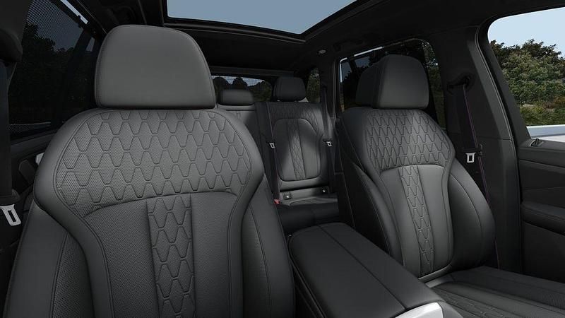 Neu BMW 130 Exclusive 352 PS (258 kW) 2025 Schwarz Kleinwagen