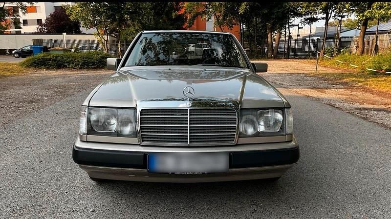 Gebraucht Mercedes E230 132 PS (97 kW) 1989 Andere farben Limousine