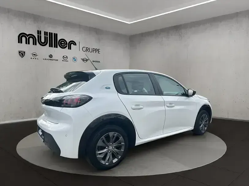Gebraucht Peugeot e-208 Active 100 kW (136 PS) 2022 Weiss Kleinwagen