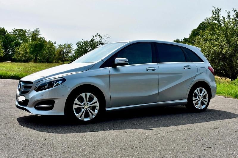 Silber Gebraucht 2016 Mercedes B200 Urban Van / Kleinbus | 15.900 € (Fairer Preis) - Bild 1/4