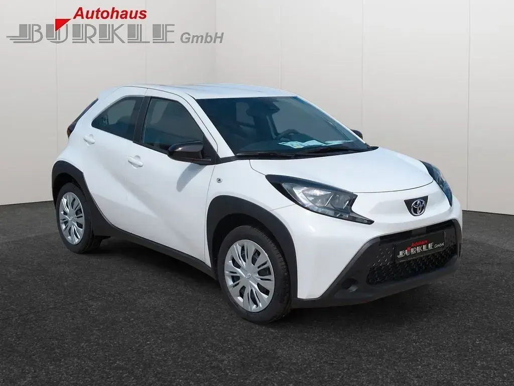 Neu Toyota Aygo X Business Edition 72 PS (52 kW) 2025 Weiß SUV