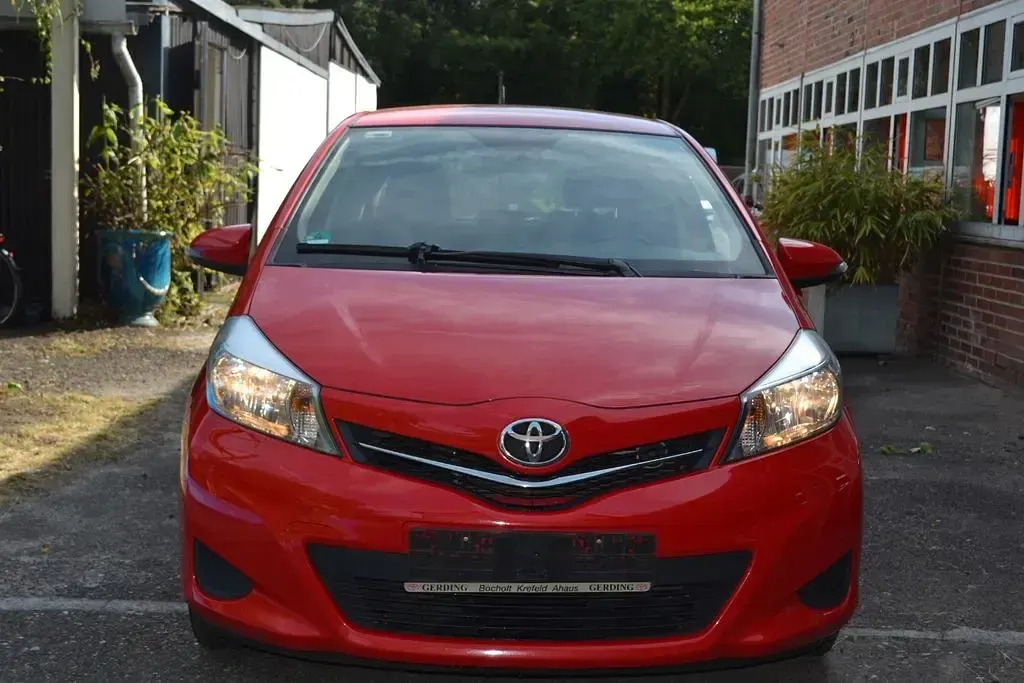 Gebraucht Toyota Yaris 99 PS (72 kW) 2012 Rot Kleinwagen