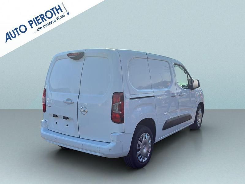 Używany Opel Combo Edition 131 KM (96 kW) 2022 Biały Minivan