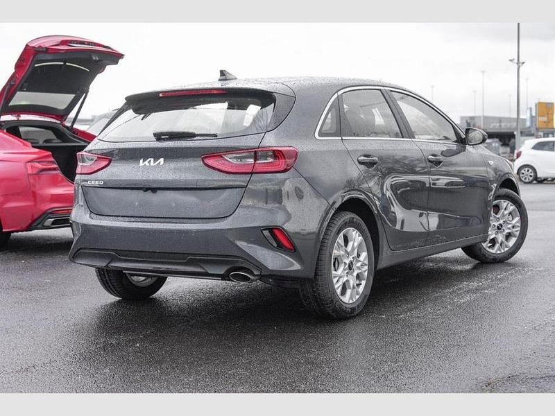 Neu Kia Ceed Vision 140 PS (102 kW) 2026 Grau pentametal metallic Kleinwagen