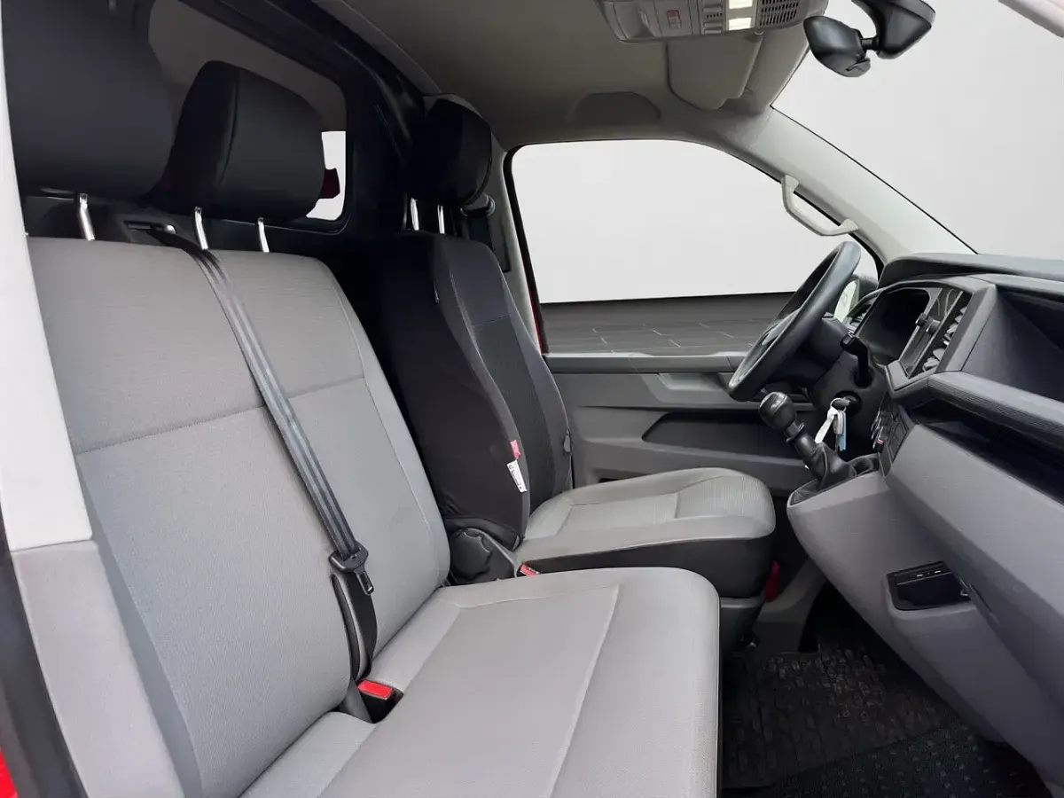 Gebraucht VW Transporter 110 PS (80 kW) 2022 Kirschrot Van