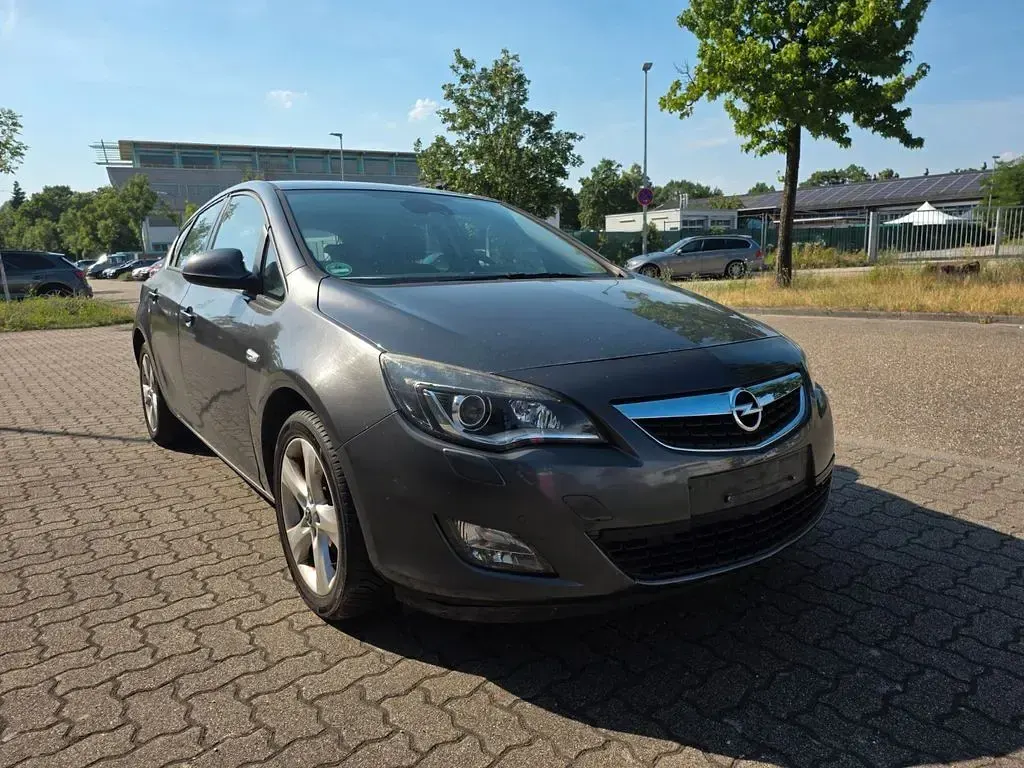 Gebraucht Opel Astra Edition 116 PS (85 kW) 2010 Limousine