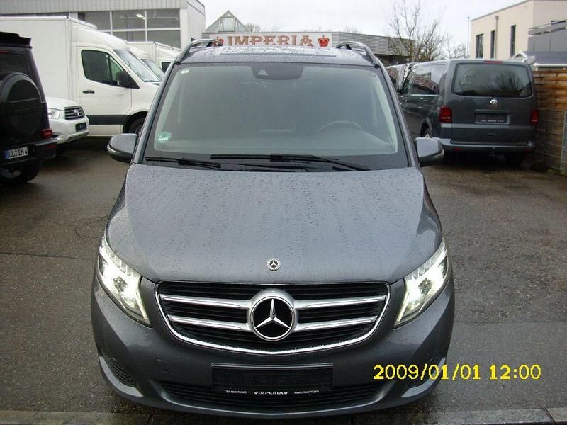 Grau Gebraucht 2018 Mercedes V220 Edition Van / Kleinbus | 29.749 € (Guter Preis) - Bild 1/4