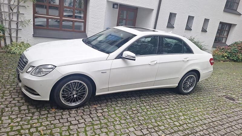 Gebraucht Mercedes E220 170 PS (125 kW) 2011 Weiß Limousine