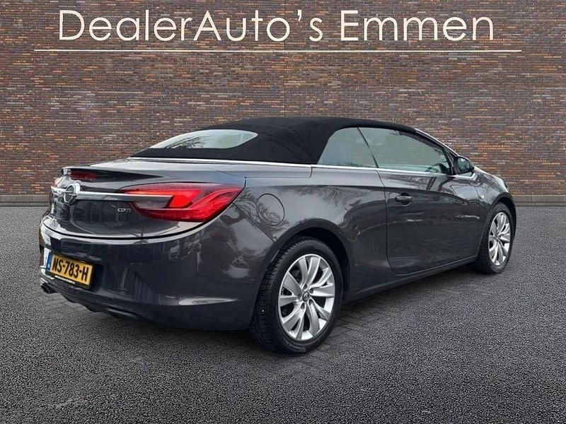 Usado Opel Cascada 165 HP (121 kW) 2014 Cinzento Cabrios