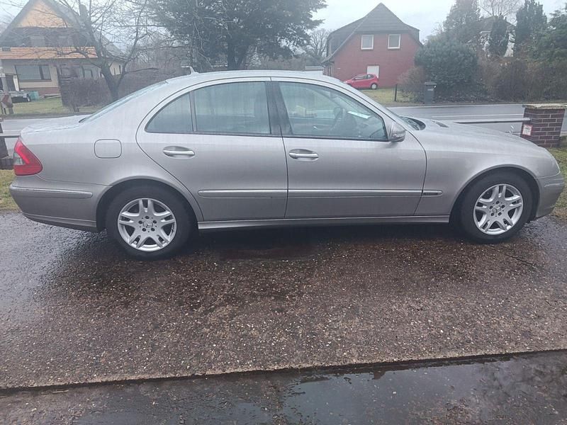 Gebraucht Mercedes E200 Classic 184 PS (135 kW) 2007 Silber Limousine