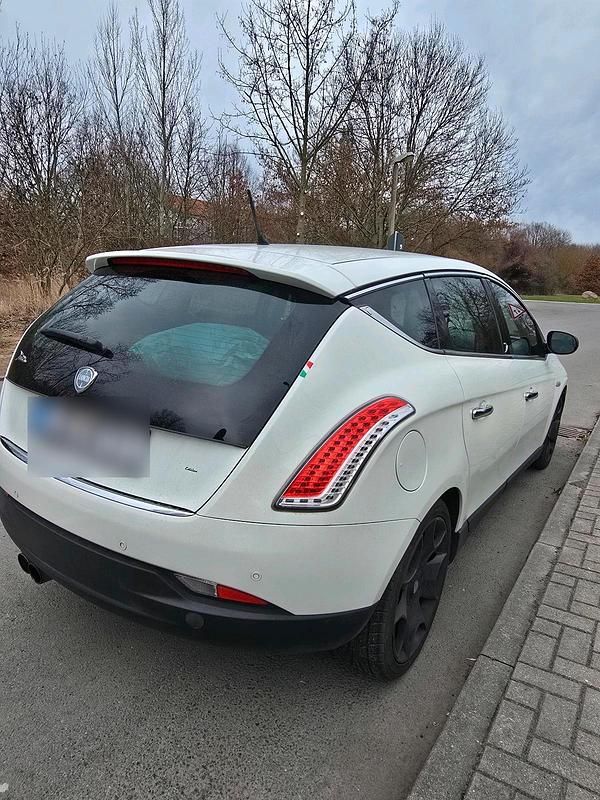 Gebraucht Lancia Delta 120 PS (88 kW) 2012 Weiß Kleinwagen