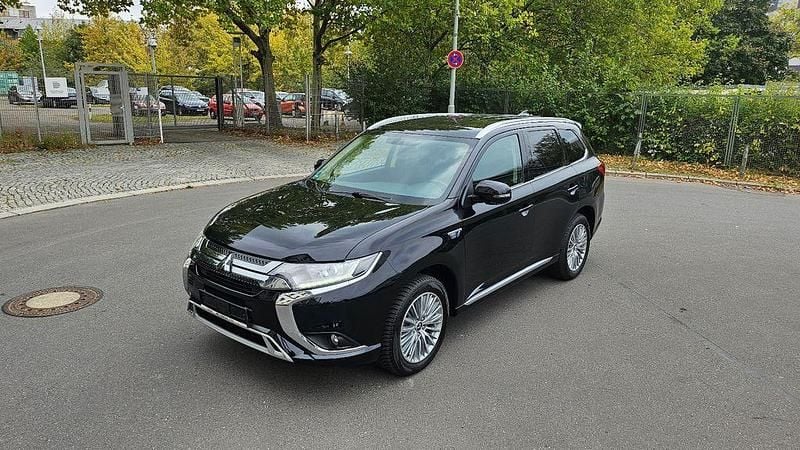 Schwarz Gebraucht 2020 Mitsubishi Outlander P-HEV Diamant Edition SUV | 19.900 € (Superpreis) - Bild 1/4