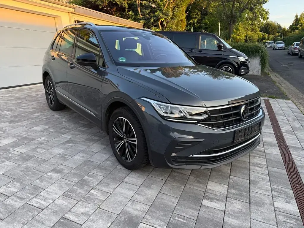 Gebraucht VW Tiguan United 131 PS (96 kW) 2021 Grau SUV