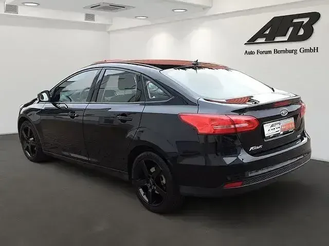 Używany Ford Focus Trend 101 KM (74 kW) 2018 Czarny Sedan/Limuzyna