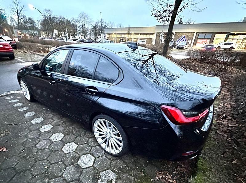Gebraucht BMW 330e Advantage 184 PS (135 kW) 2019 Schwarz Limousine