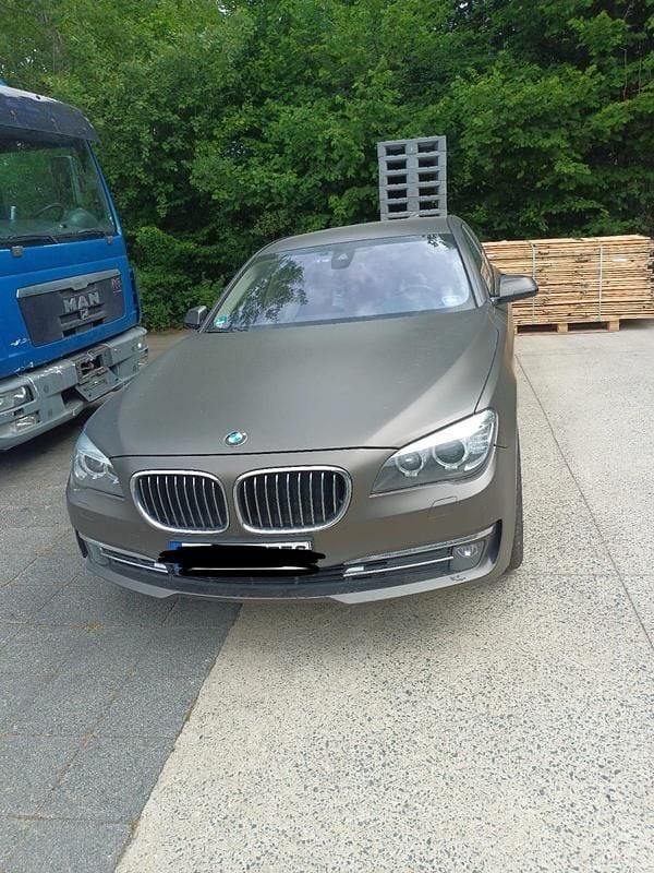 Schwarz Gebraucht 2014 BMW 750 Limousine | 15.500 € - Bild 1/4