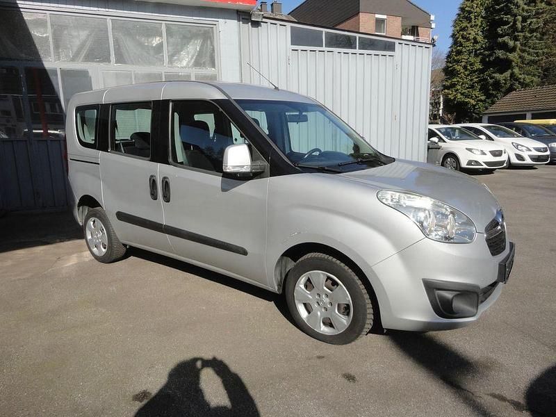 Gebraucht Opel Combo Edition 90 PS (66 kW) 2013 Silber Van / Kleinbus