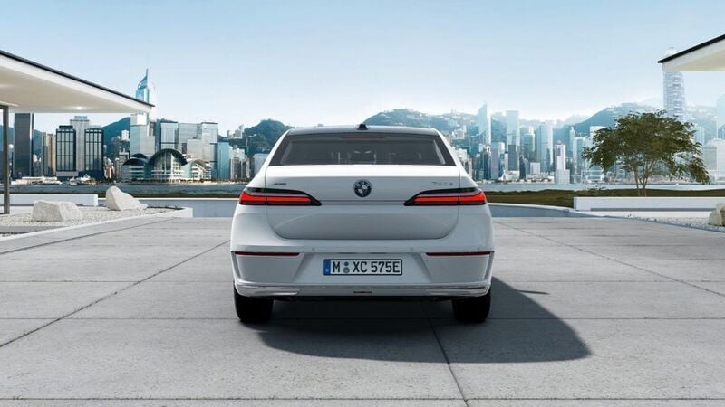 Gebraucht BMW 750e 489 PS (359 kW) 2024 Alpinweiß uni Limousine