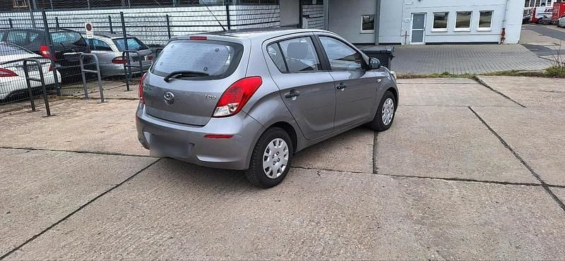 Gebraucht Hyundai i20 86 PS (63 kW) 2013 Grau Kleinwagen