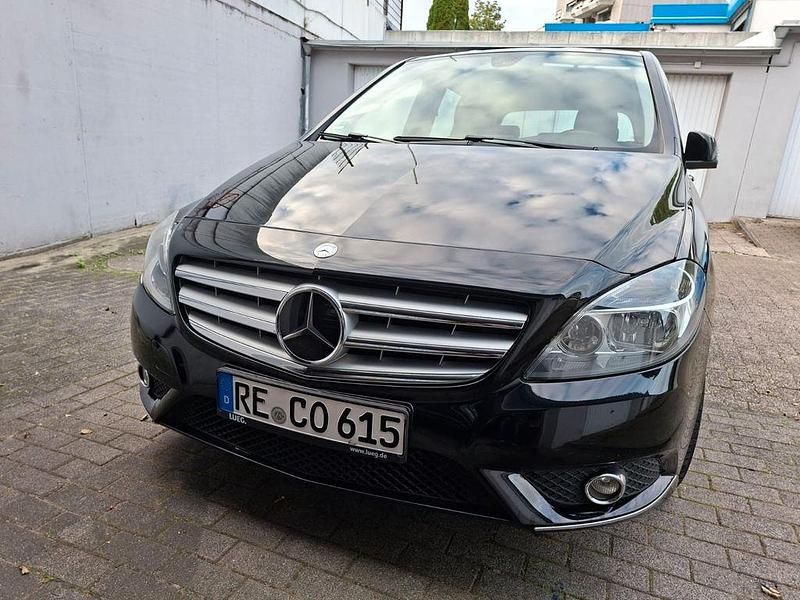 Schwarz Gebraucht 2014 Mercedes B180 Van / Kleinbus | 11.200 € (Fairer Preis) - Bild 1/4