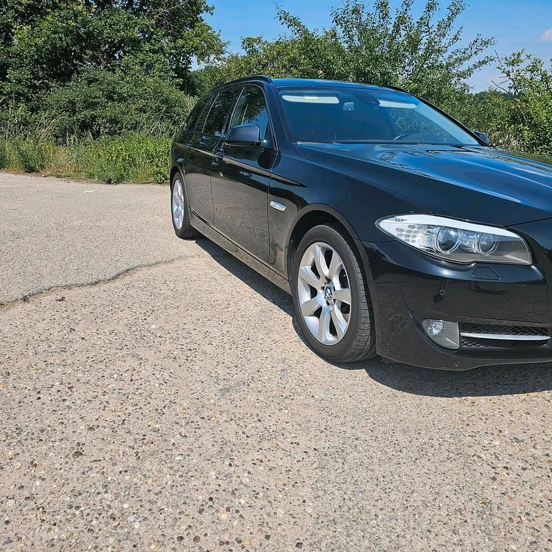 Schwarz Gebraucht 2010 BMW 530 Kombi | 8.950 € (Fairer Preis) - Bild 1/4