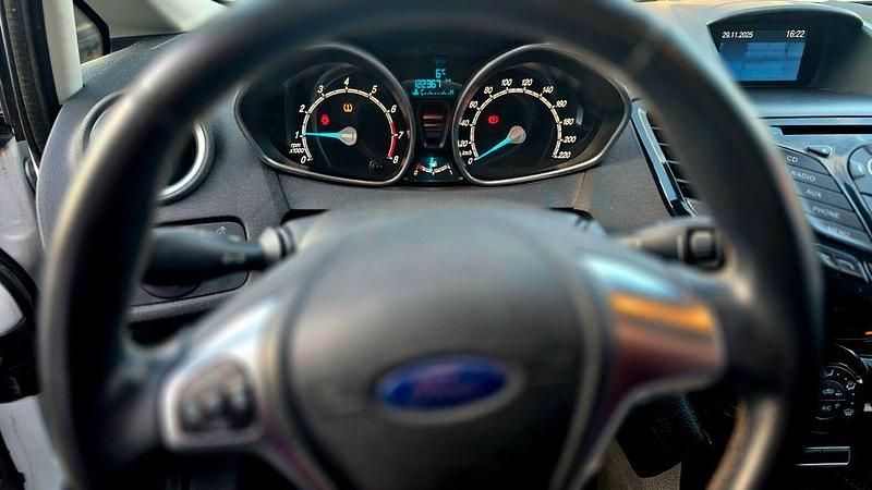 Gebraucht Ford Fiesta Trend 101 PS (74 kW) 2017 Weiß Kleinwagen