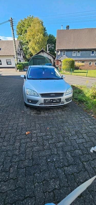 Grau Gebraucht 2007 Ford Focus Kleinwagen | 1.500 € - Bild 1/4