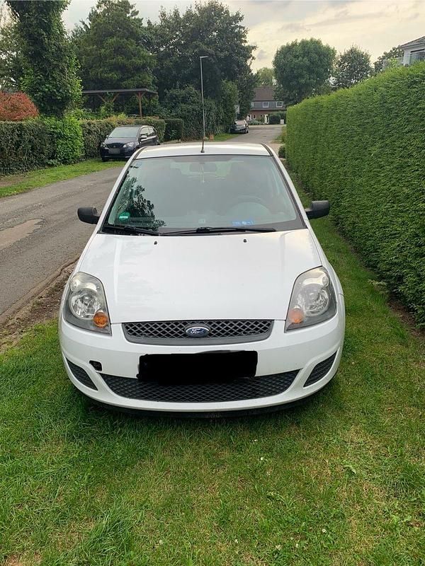 Gebraucht Ford Fiesta Ambiente 60 PS (44 kW) 2006 Weiß Kleinwagen