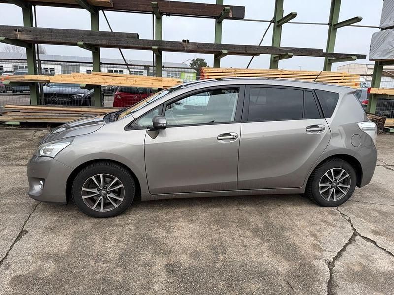 Gebraucht Toyota Verso Skyview Edition 111 PS (81 kW) 2015 Braun Van / Kleinbus