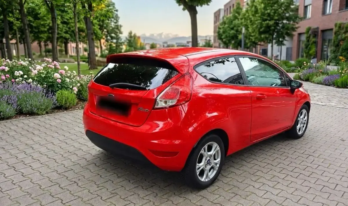 Gebraucht Ford Fiesta 80 PS (58 kW) 2014 Rot Kleinwagen