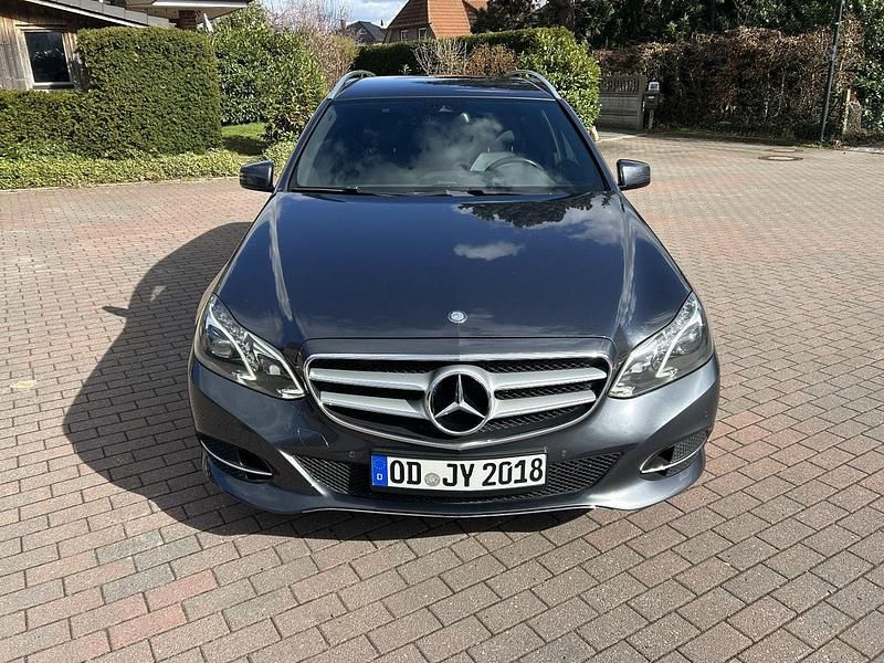 Gebraucht Mercedes E220 170 PS (125 kW) 2015 Grau Kombi